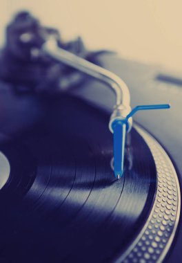 Kayıt müzik ile oynarken dj pikap. DJ, gece kulübü veya ev partisi için analog ses ekipmanları. Yakın çekim, vinil disk üzerinde turntable iğne üzerinde odak