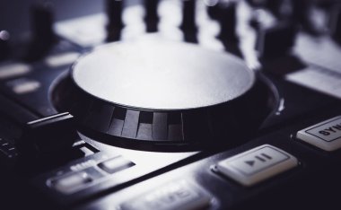 DJ MIDI denetleyicisi güverte. Basma düğmesi ve disk plakalı odakta oynamak. DJ gece kulüp konser veya ev partisi etkinlik için ses ekipmanları. Müzik karıştırmak için profesyonel dj donanım