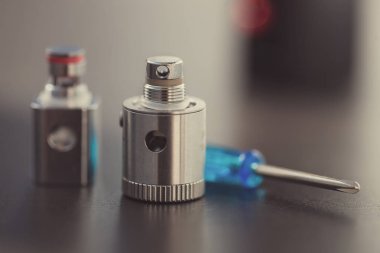 Buharlaştırıcı veya elektronik sigara yedek parça - bobin atomizer tank veya subtank için. Makro fotoğraf. 