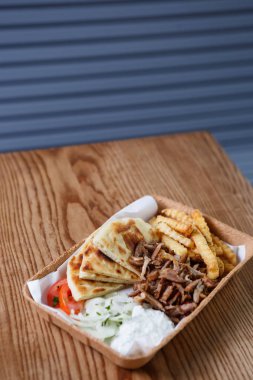 Geleneksel Yunan fast food restoran menü. Yunanistan Souvlaki ve döner et sandviç yemek kağıt tabak içinde servis. Kavrulmuş lezzetli fastfood Cafe tablo. Yemeğin keyfini çıkarın