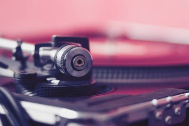 Hipster vinil plak çalar sesi kol. Profesyonel hifi ses kayıtları pikap müzik çalmak için. Analog ses donanımları, klasik teknoloji. Mavi film tonlama