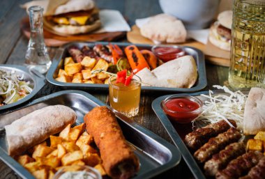 Fast food restoran menüde lezzetli geleneksel Sırp yemek keyfini çıkarın. Egzotik menü öğle yemeği için. Izgara Dana eti, kızarmış peynir ve kızarmış patates kafede görev yaptı. Gıda kompozisyon arka plan