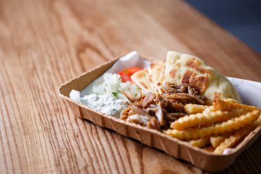 Geleneksel Yunan fast food restoran menü. Yunanistan Souvlaki ve döner et sandviç yemek kağıt tabak içinde servis. Kavrulmuş lezzetli fastfood Cafe tablo. Yemeğin keyfini çıkarın