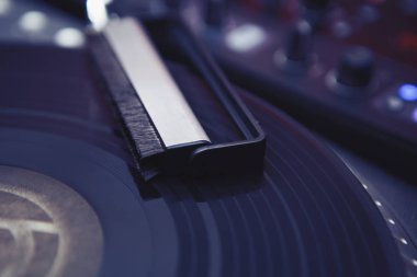 Pikap dj pikap ve Vinil kayıtlardan toz kaldırmak için temizleme fırçası. Dj müzik çalma için analog ses teknolojisi. Yakın, makro disk jokey profesyonel stüdyo, konser, etkinlik için donatım