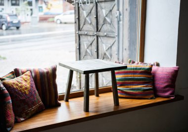 Mariupol, Ukraine - 15 Mayıs, 2017: yeni pasta cafe Mr.Bean iç. İyi Romantik İtalyan restoran ve rahat iç mekanlara ve mobilya tasarımcısı. Loft tarzı kahve evin içinde