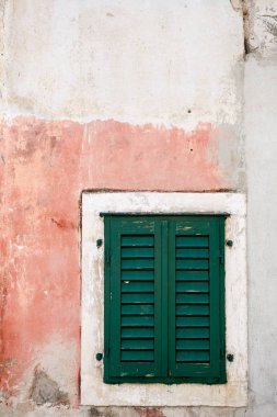 Yeşil panjurlar ile çok eski ev pencere. Geleneksel Hırvat mimarisi.