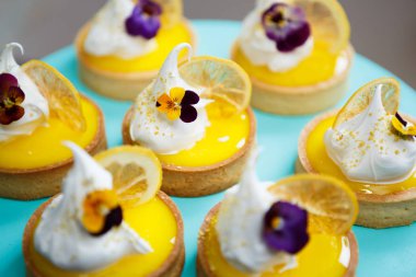 İtalyan restoranında taze ekmek yapım ürünleri. Delicious kremalı tart ve narenciye kafe tatlı menüsünde. Nautral malzemeler ile lezzetli tatlı gıda.