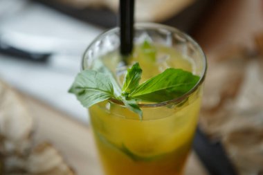 Harika taze yaz uzun bir içki ile nane yaprakları ve kireç dilim beyaz rom, votka ve yüksek şarap cam buz ile devam eder. Longdrinks barda ferahlatıcı tadını çıkarın. Restoran veya Cafe alkol menü