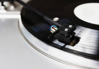Vinil rekor müzik ile oynarken pikap. Dj, gece kulübü ve retro hipster tema veya ses meraklısı için yararlı donatım.