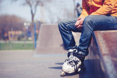 Oturuyor ve profesyonel aşırı inline paten bileme ve atlama hileler için - yapılmış giyen skatepark patenci. Tehlikeli spor gençlik ve gençler arasında popüler. 