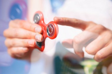 Kız Açık modern topluca spinner oyuncakla oynamak. Serin yeni iplik aygıt. Yeni numaralar öğrenmek ve iplikçiler eğlenin. Denge oyna ile popüler dönen gadget üzerinde rulmanlar