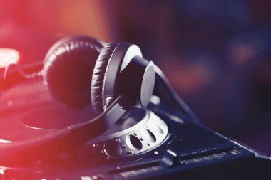 Cd müzik disk oynatıcı stüdyo, etkinlik, konser için Dj. üst sınıf ses ekipmanları için kulaklıklar. Yaygın olarak kullanılan profesyonel DJ '. Makro, yakın