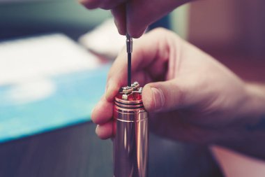 Elektronik savaş robotu mod vaping cihaz bakım. Modern Buharlaştırıcı e-cig aygıtı vape gliserin e-sıvı için. Vaper cihaz tamir Servisi. Master tel sigara için değiştirin. Ecig rapairing işlemi 