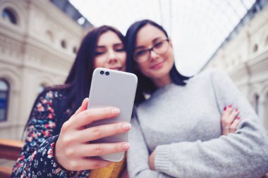 Çift objektifli fotoğraf makinesi smartphone cep telefonu ile Mobil fotoğrafçılık geleceği bu. Yılın Trend telefon, Çift objektif modülü ile yeni gadget satın almak. Selfie akıllı telefon ile çekici kızlar