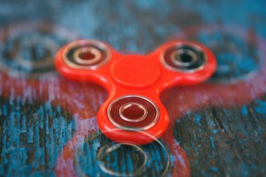 Kırmızı topluca spinner oyuncak. İplik aygıt yatakları ile