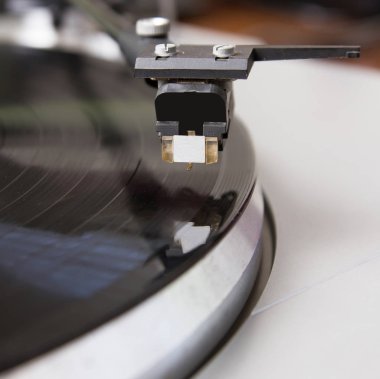 müzikal vinil kaydı ile pikap oyuncu. dj, gece kulübü ve retro bir tema için yararlı.