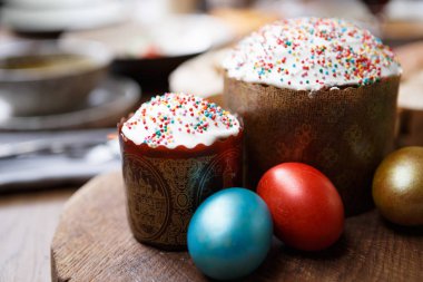 Rus Ortodoks tatil kutlamak için lezzetli Paskalya kek. Lezzetli pasta yemek pişmiş ve tavuk yumurta masada boyalı. Ekmek ve yumurta kutlama partisi için dekore edilmiş