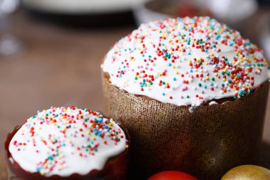Paskalya Kulich kek ve Christian Ortodoks tatil kutlaması için boyalı yumurta üzerine kapatın. Buzlanma ile dekore edilmiş ev yapımı yemek yemek ve dini bahar tatili zevk