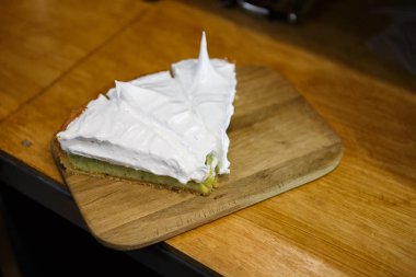 Kesilmiş parça fındık bisküvi ve beyaz kremalı pasta kremi Tepesi. Öğle yemeği için lezzetli İtalyan tatlı 