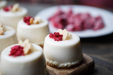 Beyaz krema ve ahududu tepesi ile tatlı kek ye. Lezzetli İtalyan Restoran pastane. Tatlı menüsü kafede. Küçük kek yemek keyfini çıkarın. Lezzetli pasta ürün, yakın