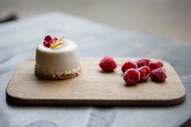 Bu tatlı küçük kek ve Café taze ahududu tadını çıkarın. Fırın ürün. Lezzetli İtalyan restoran tatlı gıda menü arka plan