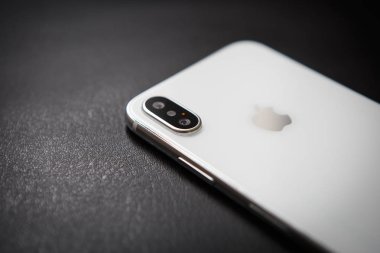 Kiev, Ukrayna-27 Eylül, 2018:Iphone Xs modeli. Beyaz ve gümüş renkli yeni Apple on Es. Modern smartphone kavramı zekâ çift fotoğraf kamera lensler cam arka panel. Lüks cep telefonu kapat