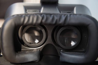 Smartphone oynamak mobil oyunlar uygulamalar için modern vr kulaklık. Akıllı telefon için taşınabilir artar gerçeklik kask. 3d sanal gerçeklik gözlük kulaklık ile modern mobil oyun uygulamalar oynamak