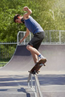 Genç sporcunun şık yapıyor eziyet veya burun eziyet üstünde belgili tanımlık tepe-in eğlence-bir skatepark kutusuna bir kare demiryolu yamuk. hasta numarası!