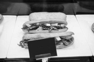 Satılık Cafe halis pencere durumda jambon dilim taze sandviç sebze yaprakları ile. Cafe break gıda, iyi fastfood. Odak kadar kapatın.