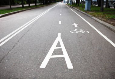 Bisiklete binme için ayrı Bisiklet lane. Sembol asfalt üzerinde beyaz boya ile boyanmış. Modeli yok. Sağlıklı şehir ulaşım binme bisiklet yolu