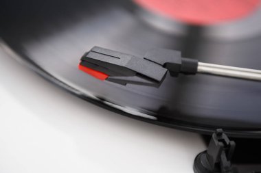 Vintage elektronik pikap vinil kayıtları oyuncu kapatın. HiFi retro hipster, ses meraklısı için tablo açın. Turntable kartuş ve odak kolundan sesi iğne. Yüksek kalitede müzik parçaları çalın