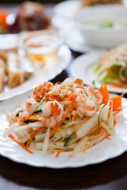 Egzotik Vietnam gıda restoran menü kapatın. Geleneksel Asya yemeği beyaz tabakta. Taze haşlanmış karides, fıstık ve dilimlenmiş lahana