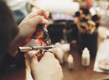 Airbrush sıvı boya ile doldurma sanatçı oluşturur. Solma film renkleri
