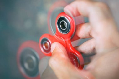Süper popüler kırmızı spinner aygıt erkek elinde. Topluca Gadget'ı elinde tutan adam. Modern dönen gençler ve yetişkinler için bir oyuncak. Serin yeni hileci öğrenmek ve eğlenmek