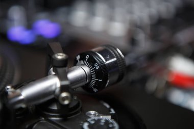 Profesyonel turntable sesi kol Kapat'ağırlığındadır. Adjustm vintage tablo açmak ve oyun müzik--dan eski analog vinil kayıtlar