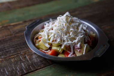 Lezzetli taze geleneksel Sırp Shopska salata ile doğal maddeler. Beyaz peynir, dilimlenmiş domates, biber ve baharat fast food café'metal plaka görev yaptı. Restoran menü çanak 