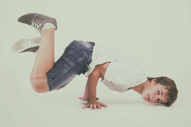 beyaz zemin üzerine gencin bboy eğitim