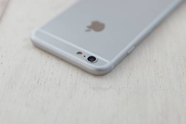 Mariupol,Ukrayna-3 Ekim,2017:Yeni moda Apple Iphone X akıllı telefon beyaz ahşap arka plan üst görünümü. Son Apple Iphone 10 cep telefonu havai. Açıklayıcı editoryal