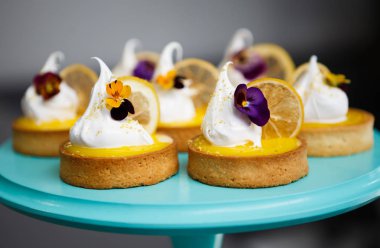 Kahve molası için lezzetli limon tart kek pasta cafe ye. Kremalı taze pastane ve limon meyve dilim. Bisküvi temel ve kremalı tatlı Tepesi.