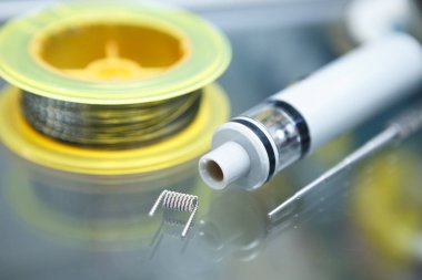 Vape Dükkanı. Modern vaping cihaz bakım ve yükseltme bölümlerinde kapatın. O popualr ecig vaper cihaz satın. Elektronik Sigara İçilmeyen ejuice için aracı. Kutusu mod ve tel