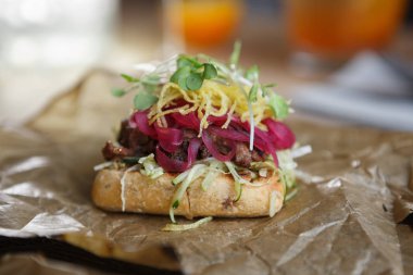 Lezzetli İtalyan bruschetta çanak dekoratif kahverengi kağıt tabak gurme restoranında servis. Snack bar menü öğesi için meze. Doğal aperatifler kafede öğle yemeği için keyfini çıkarın. Yemek menüsü kapat