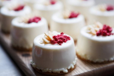 Bu güzel kremalı kek raspberrie tepesi ile yemek. İtalyan Kafe menüde lezzetli pasta ürün. Yakın çekim