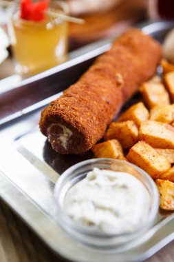 Izgara peynir ve et yemek kızarmış patates geleneksel Sırp yemekleri restoranda servis hizmet verdi. Serbia.Food kompozisyon kökenli egzotik Cafe akşam yemeği menüsü