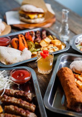 Kafede lezzetli egzotik fastfood menü. Geleneksel Sırp yemek menüsü ile kavrulmuş et, peynir füme ve kızarmış patates. Gıda kompozisyon arka plan. Atış yiyecekleri kapatın