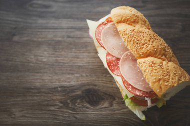 Fast food restoran menüsünde taze sandviç