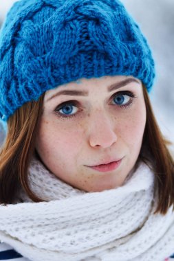 Surat genç zencefil kız. Kızıl saçlı ve mavi gözlü birlikte görmek çok unussual olduğunu.