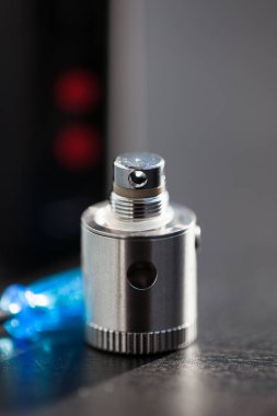 Buharlaştırıcı veya elektronik sigara yedek parça - bobin atomizer tank veya subtank için. Makro fotoğraf.
