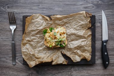 Üstten görünüm üzerinde küçük bruschetta sandviç. İtalyan mutfağı restoran menü. Lezzetli meze snack Cafe. Gurme kanepe çanak üzerinde atış yükü rustik kahverengi kağıt ve ahşap plaka servis