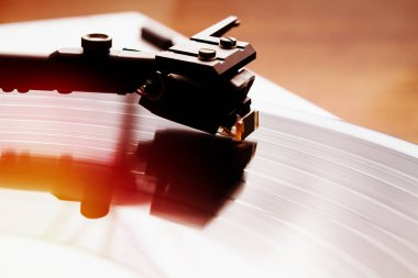 Müzikal vinil kaydı ile pikap oyuncu. Dj, gece kulübü ve retro tema için kullanışlıdır. Instagram hipster film filtre efekti