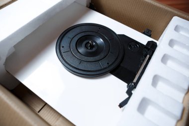 Reto hippi müzik çalar. Vintage elektronik aygıt dinleme vinil kayıtlar için